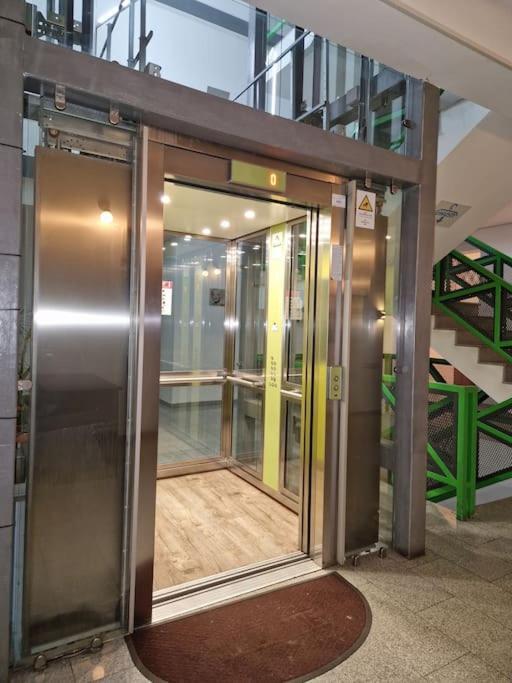Studio Modern. Букурещ Екстериор снимка